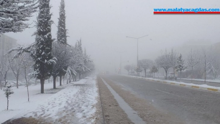 Besni'de kar yağışı