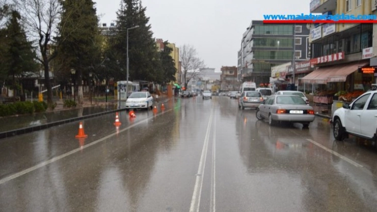Besni'de şiddetli yağış etkili oluyor