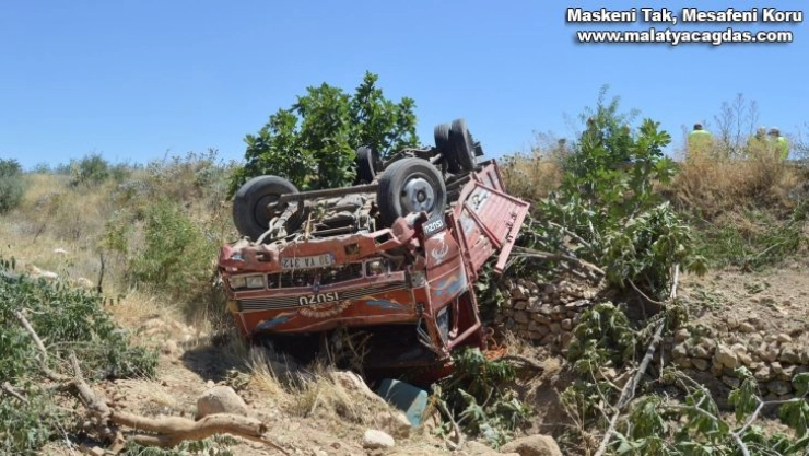 Besni'de tekeri patlayan kamyonet takla attı