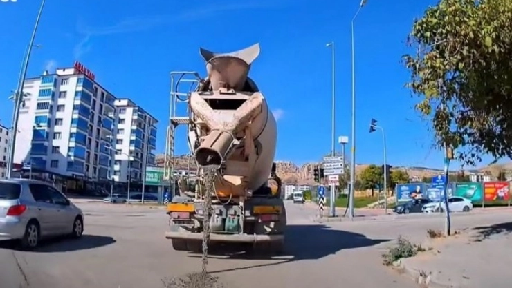 Beton mikserinin yola çimento dökerek ilerlediği anlar kamerada