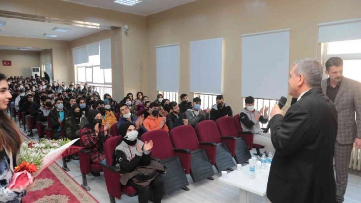 Beyazgül öğrencilerle bir araya geldi