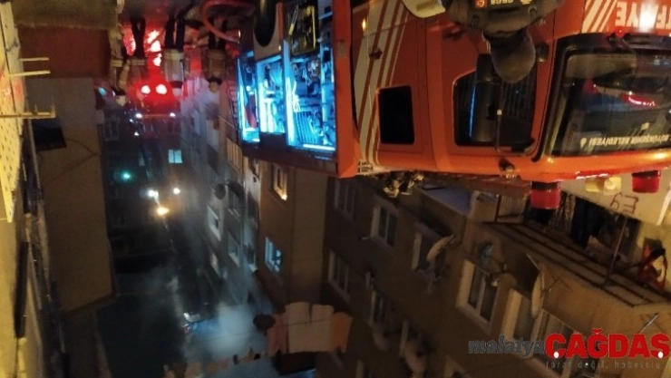 Beyoğlu'nda 5 katlı bina alev alev yandı