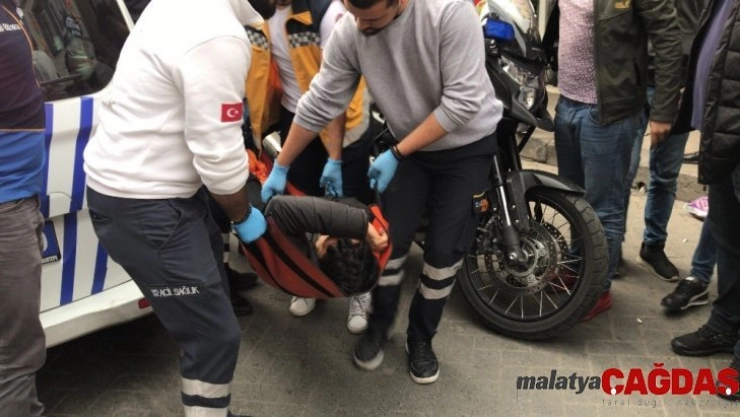 Beyoğlu'nda kimliği belirsiz kişi veya kişiler internet kafe taradı. Olay yerine sağlık ve polis ekipleri sevk edildi. Yaralıların olduğu öğrenildi.