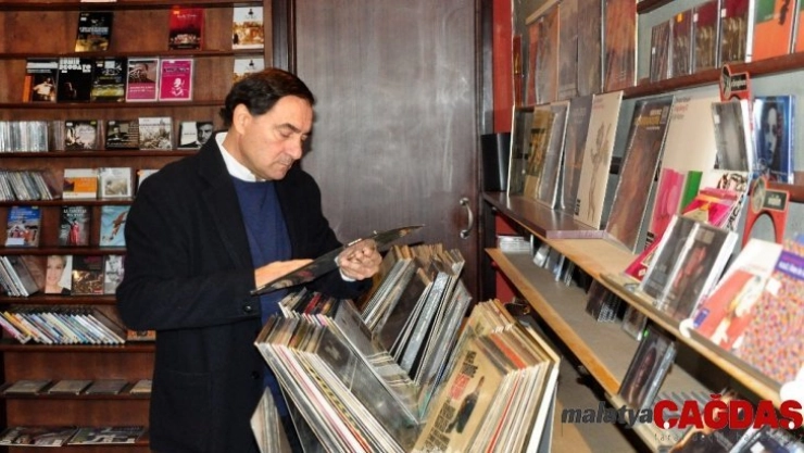 Beyoğlu'nun tarihe tanıklık eden plakçısı kapanıyor