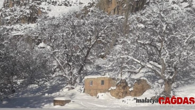 Beytüşşebap'ta kar yağışı sonrası kartpostallık görüntüler oluştu