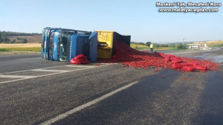 Biber yüklü tır devrildi