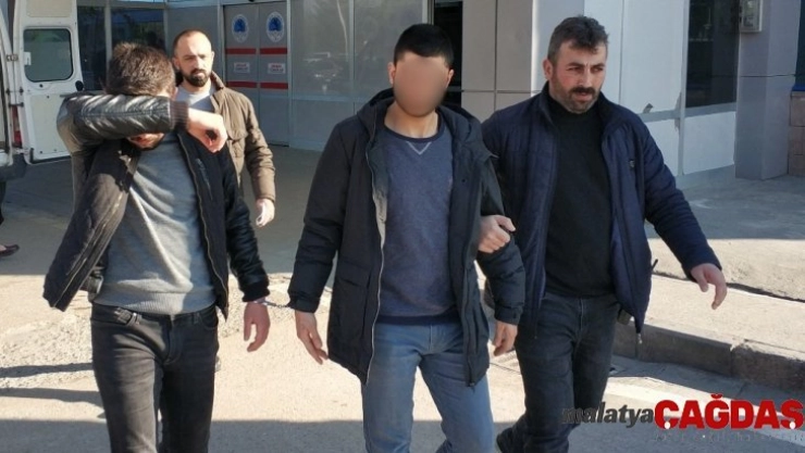 Bıçakla ağır yaralamaya 2 gözaltı