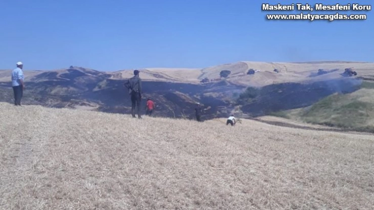 Biçerdöverden sıçrayan kıvılcım 200 dönümlük ekili alanı küle çevirdi