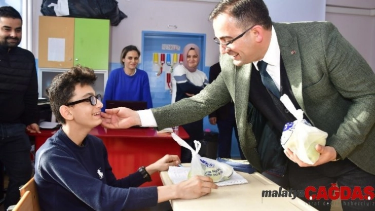 Biga Belediyesinden öğrencilere elma ikramı