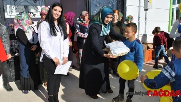 Binbir emekle ördüler, ilkokul öğrencilerine hediye ettiler