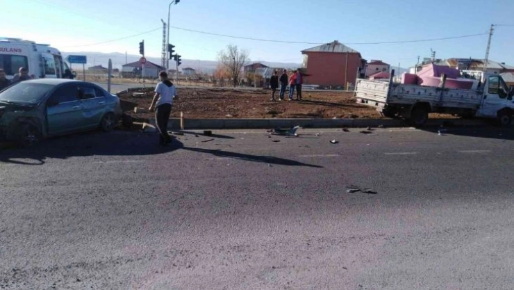 Bingöl'de otomobil ve pikap çarpıştı: 2 yaralı