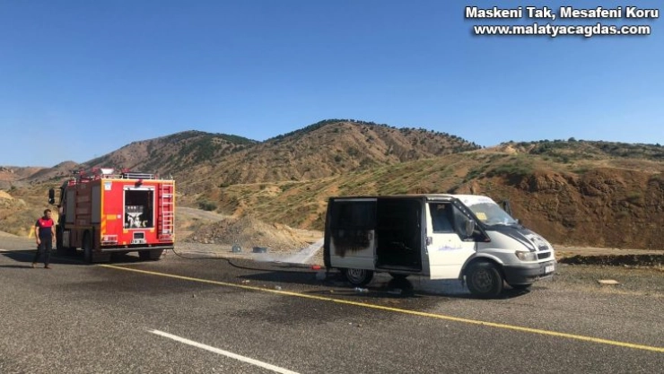 Bingöl'de seyir halindeki minibüs yandı