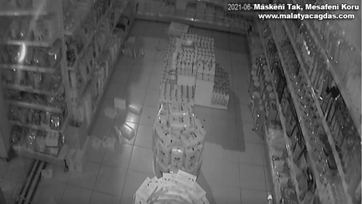 Bingöl'deki deprem iş yerlerinin güvenlik kamerasına yansıdı