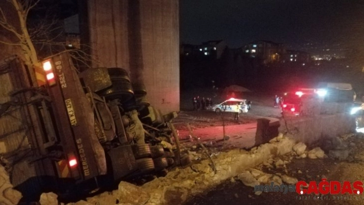 Bitkisel yağ yüklü kamyon şarampole yuvarlandı: 1 yaralı