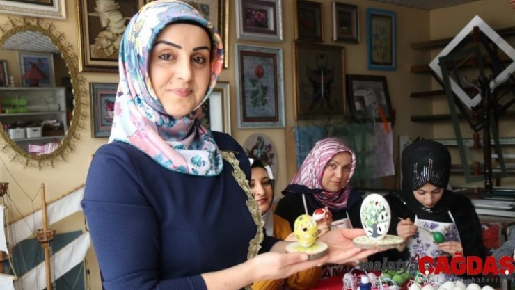 Bitlis'te büyüleyen yumurta işleme sanatı