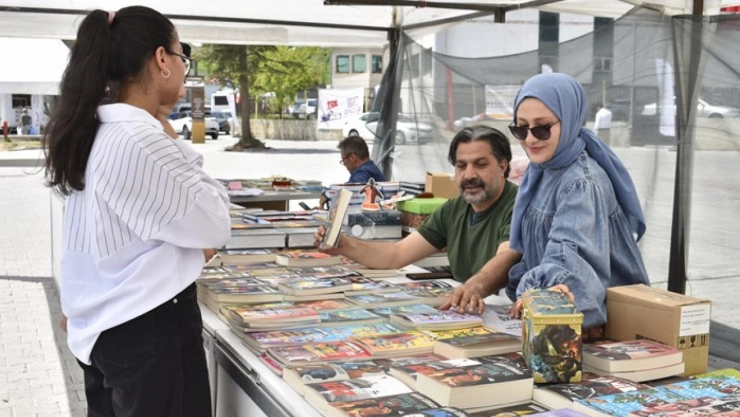 Bitlis'te Kitap Fuarı sürüyor