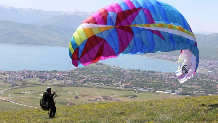 Bitlis'teki Nemrut Dağı, yamaç paraşütü tutkunlarının gözdesi oldu