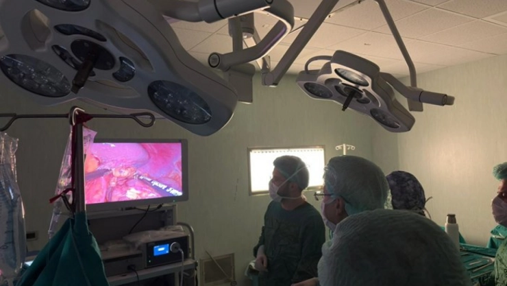 Böbrek üstü bezi tümörü canlı yayınlanan ameliyatla alındı