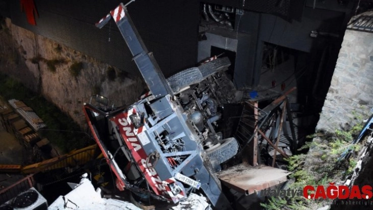 Bodrum'da yılbaşı süslemesi yapan vinç devrildi: 1 ölü, 3 yaralı