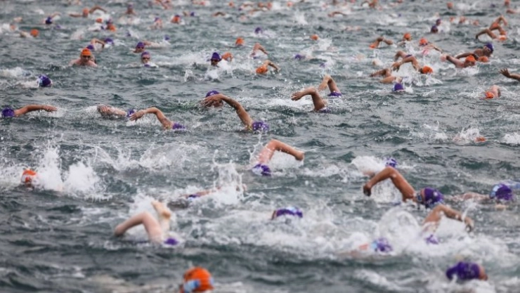 Kıtalararası yüzme yarışlarında kulaç attı