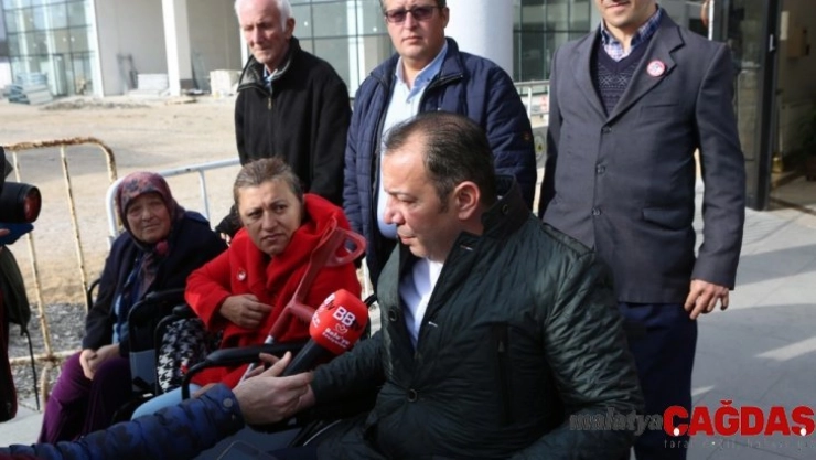 Bolu Belediye Başkanı Tanju Özcan akülü engelli aracı ile şehirde dolaştı