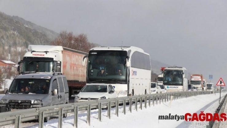 Bolu'da, kar yağışı nedeniyle yaşanan kazalar D-100 kara yolunu kapattı