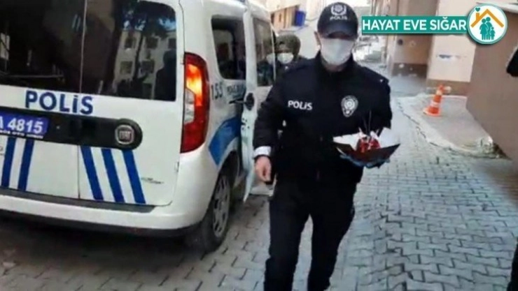Bolu'da polis ekiplerinden minik çocuğa doğum günü sürprizi