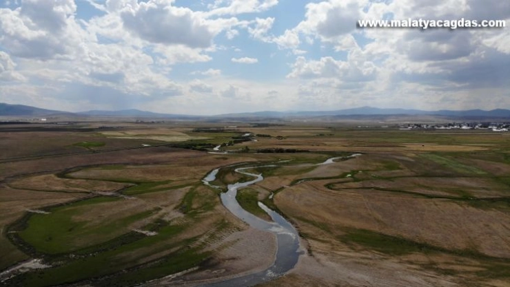 Bozkırın ortasından yılan gibi kıvrılarak akıyor