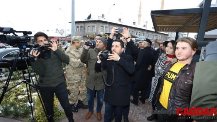Bu kez Belediye Başkanı Arı, gazetecilerin fotoğrafını çekti