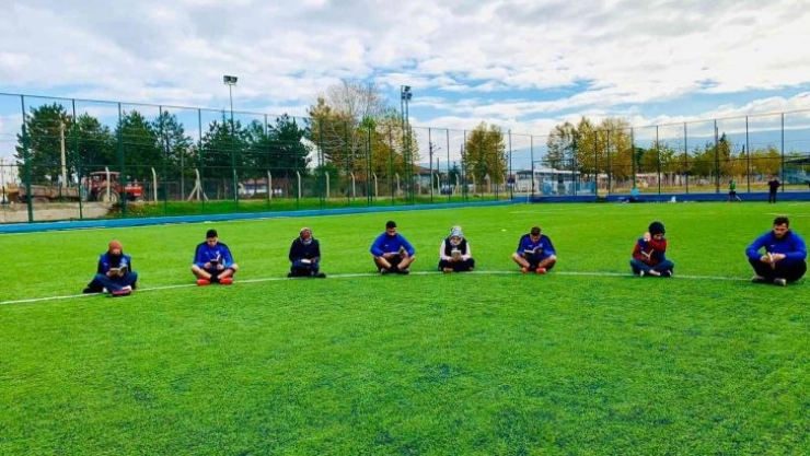 Bu kez sahada kitap okudular