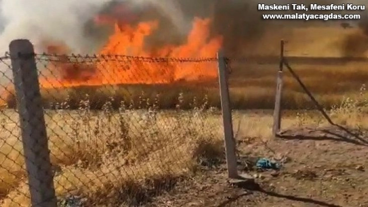 Buğday tarlasında çıkan yangını köylüler söndürdü