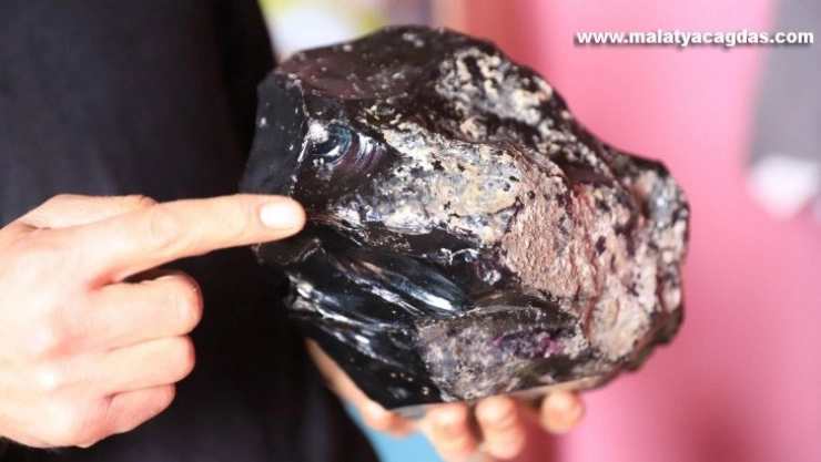 Bulduğu siyah sentetik ham elması satmak istiyor