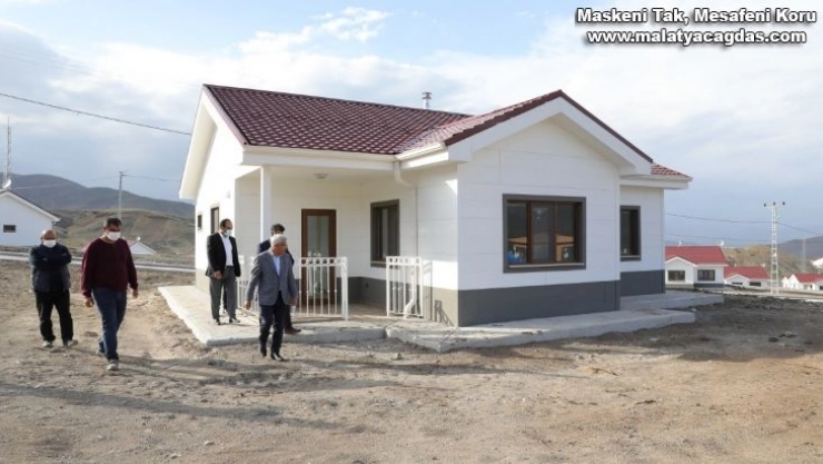 Bulutlu'daki deprem evlerinin geçici kabulü yapıldı