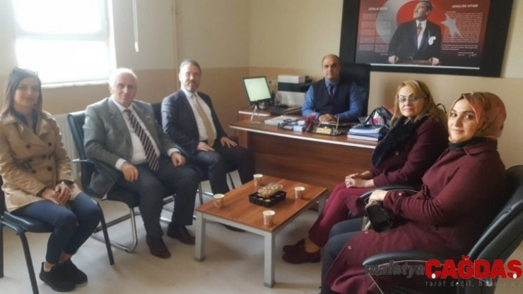 Burhaniye'de AK Partililer okulları ziyaret etti