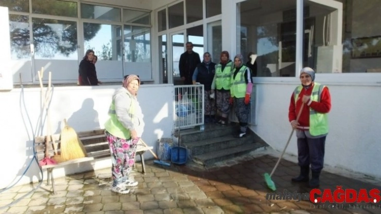 Burhaniye'de camilere bakım