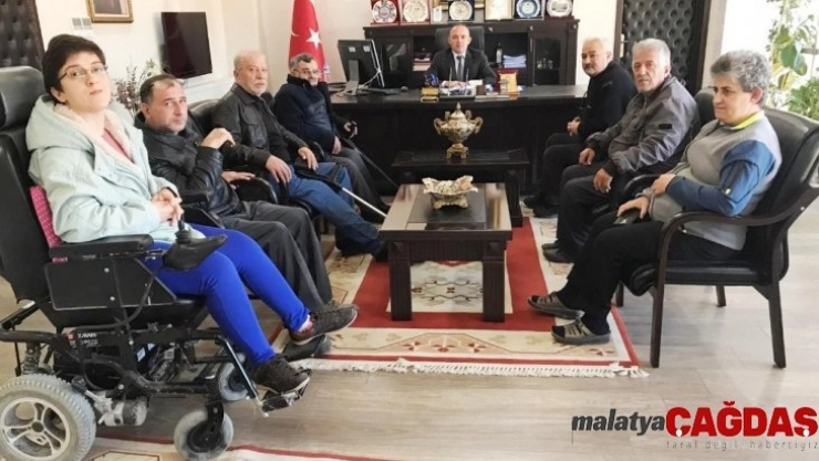 Burhaniye'de engellilerden Kaymakam Öner'e teşekkür plaketi