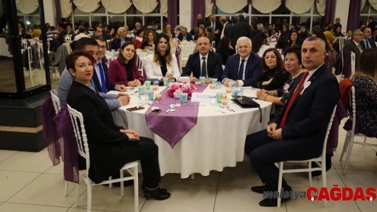 Burhaniye'de öğretmenler yemekte bir araya geldi