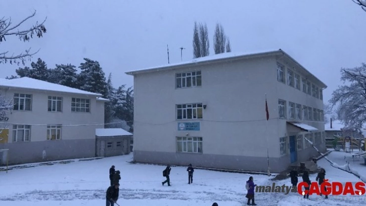 Bursa'nın Büyükorhan ilçesine yılın ilk karı düştü