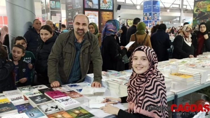 Bursalı yazar 'Küçük Anne' Tuğçe Çakır imza gününde takipçileriyle buluştu