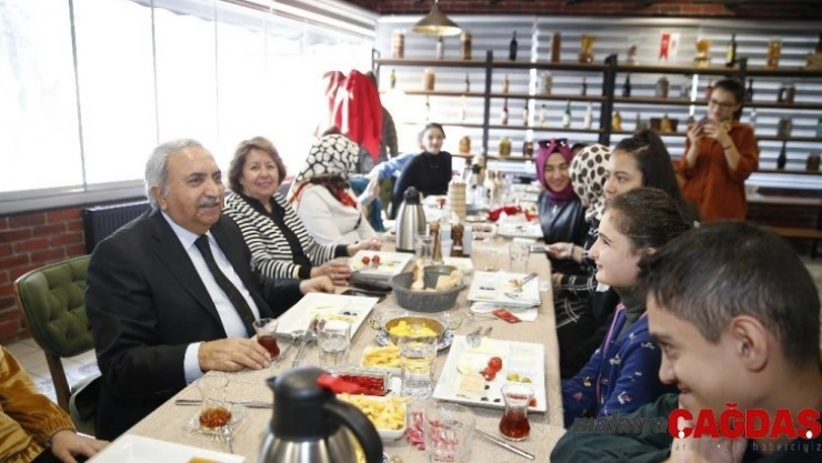 Büyükşehir Belediye Başkan Vekili Savruk engelli dernekleri ve özel öğrencilerle bir araya geldi.