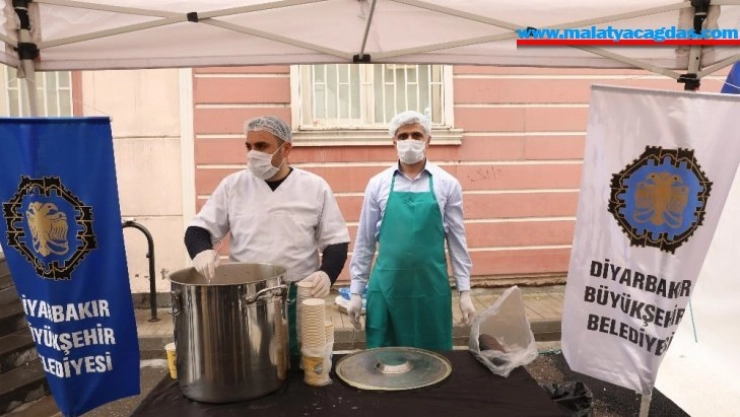 Büyükşehir Belediyesi evlat nöbeti tutan ailelere çorba ikram etti