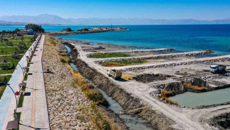 Büyükşehir Belediyesi, Van Gölü'nden 550 bin metreküp balçık çıkardı