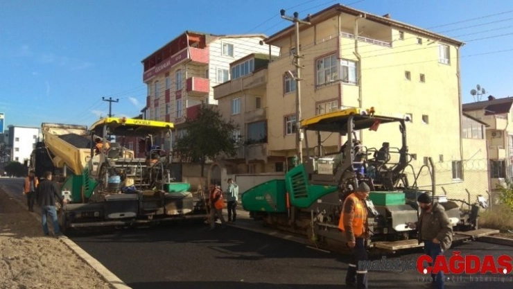 Büyükşehir'den Körfez caddelerine sıcak asfalt serimi