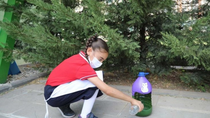 Öğrencilerle Mama ve Su Kabı Yaptı