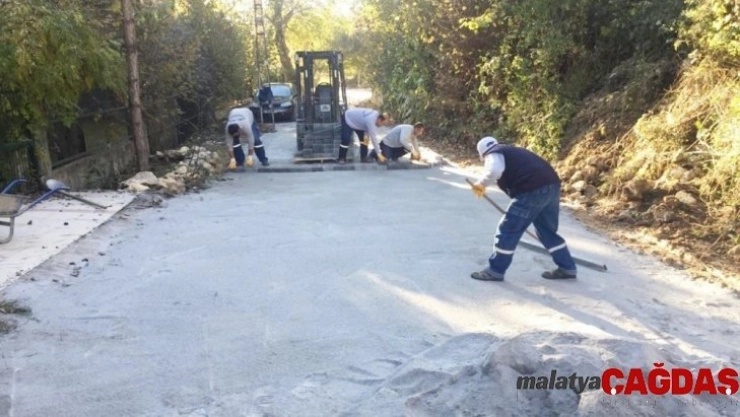 Büyükşehir'in desteğiyle Çamlıyayla'da sokaklara kilitli parke taşı döşendi