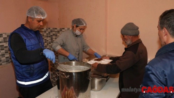 Büyükşehir soğuktan etkilenen evsizlere kucak açtı