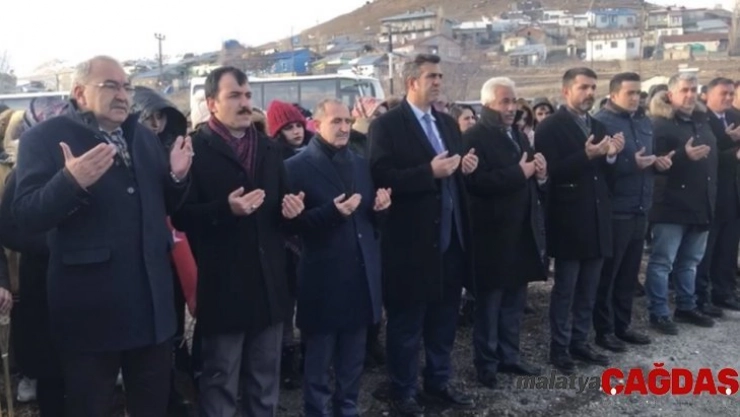 Buz gibi havada Sarıkamış şehitleri için saygı nöbeti