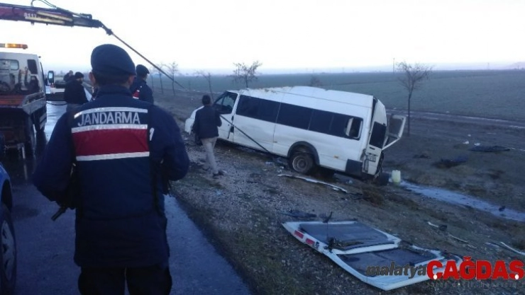 Buzlu yolda araçlar şarampole yuvarlandı: 12 yaralı