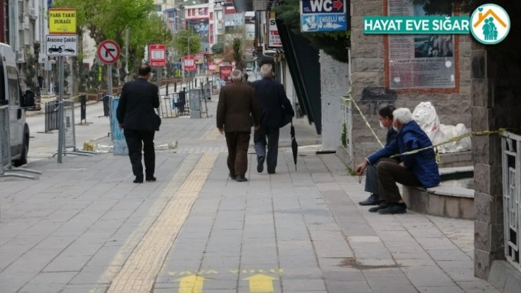 Cadde ve parklar onlara kaldı