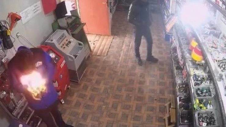 Çakmağı çakınca yüzü alevlerin arasında kaldı